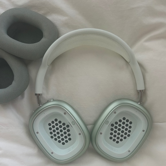 Apple AirPod maxes - Picture 4 of 5